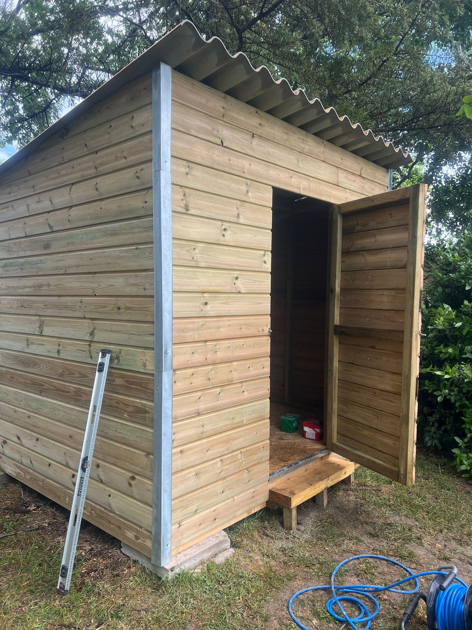 Abri de jardin en bois sur-mesure construit par Les Cabanes de Charly, avec porte et couverture posée